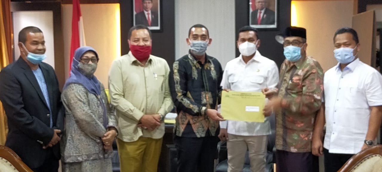 Komisi VI DPR Aceh Serahkan Hasil Uji Calon Anggota Baitul Mal Aceh ke Pimpinan Dewan